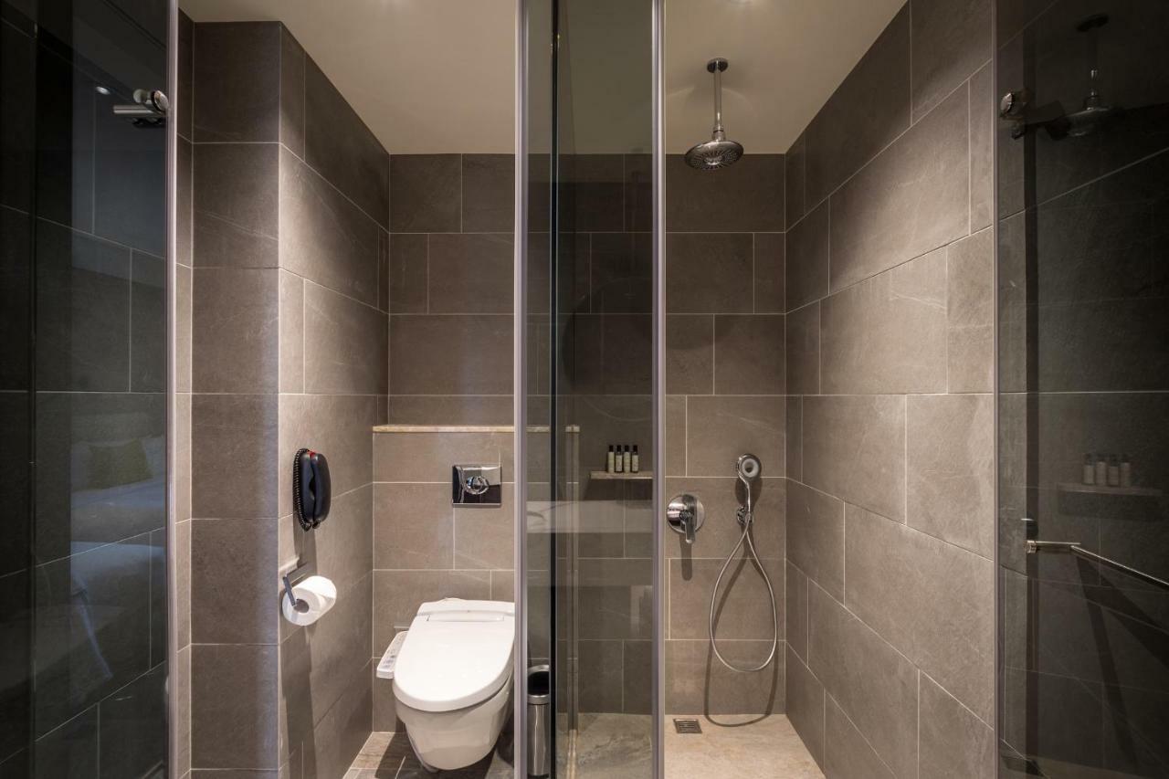 Park Lees Hotel Гаосюн Экстерьер фото A shower room in a hotel